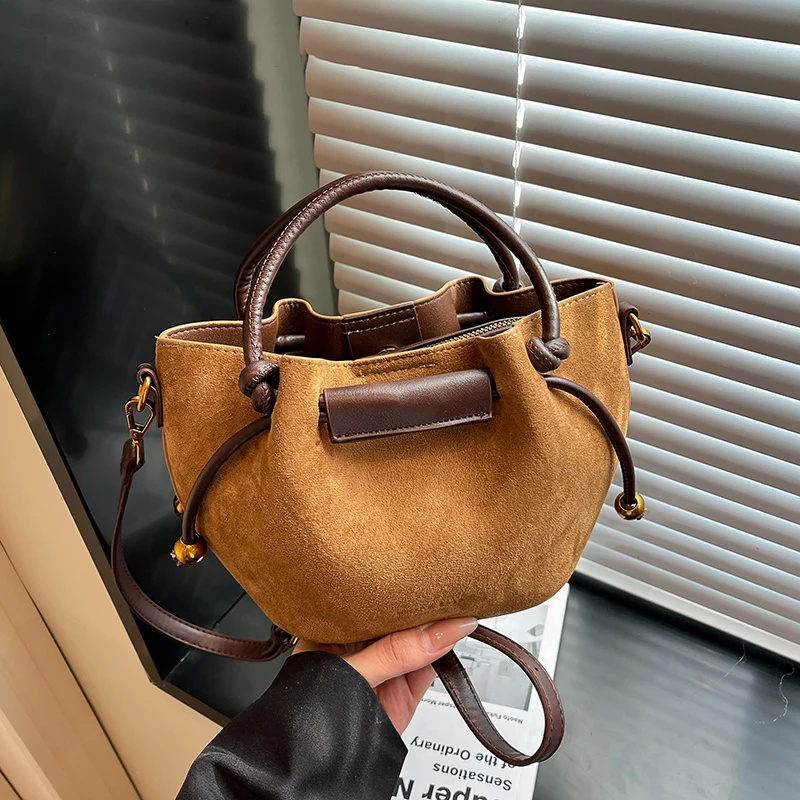 Mini bolso de hombro de cuero  - Luxury Bags Trend 2025 reseña y precio
